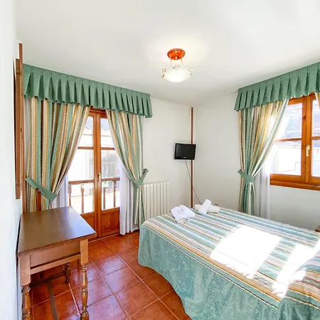 Hotel Rural Leones