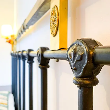 Leones Hotel